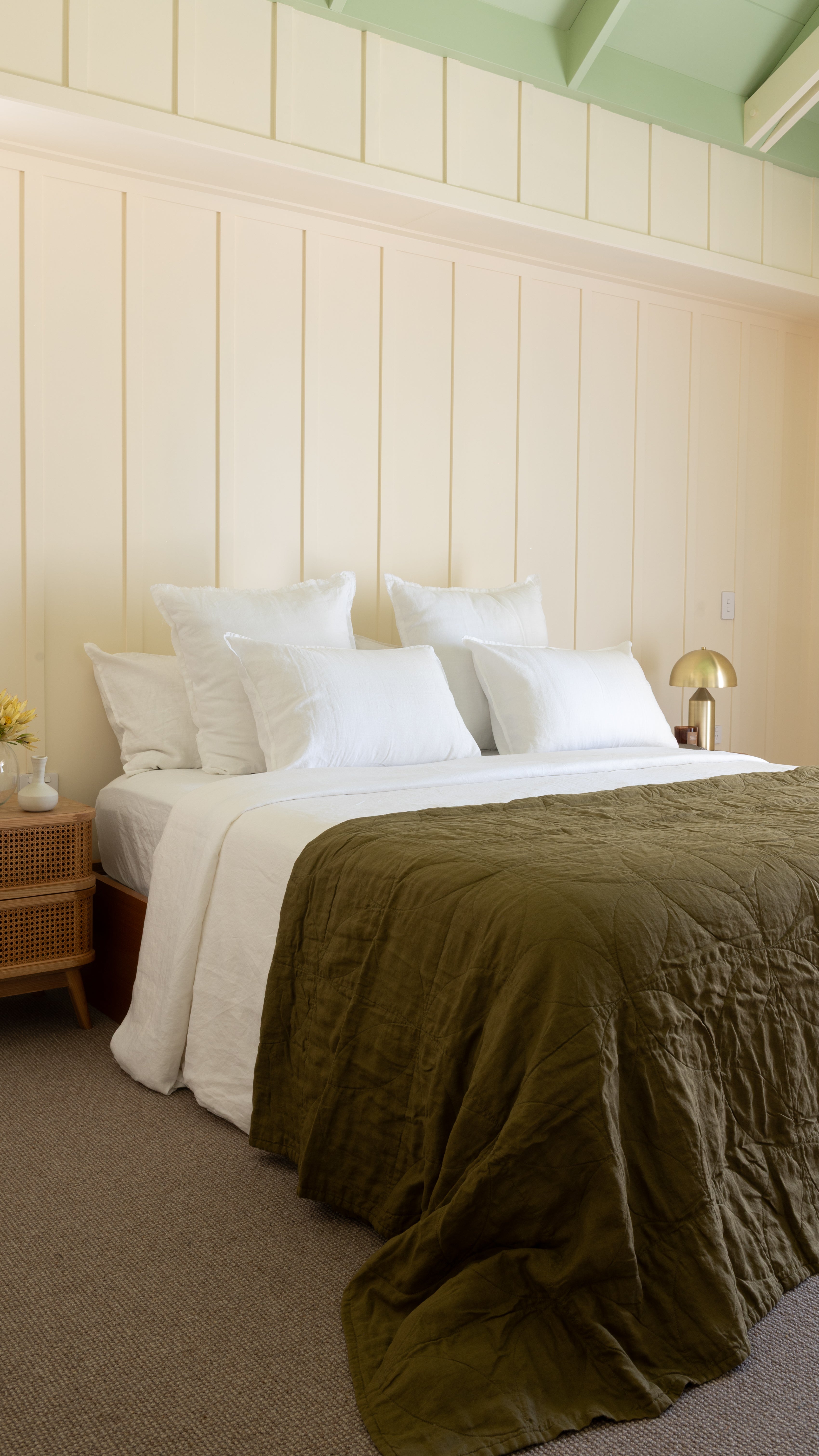 CIRCLE STITCHED FLAX LINEN BLANKET - OLIVE