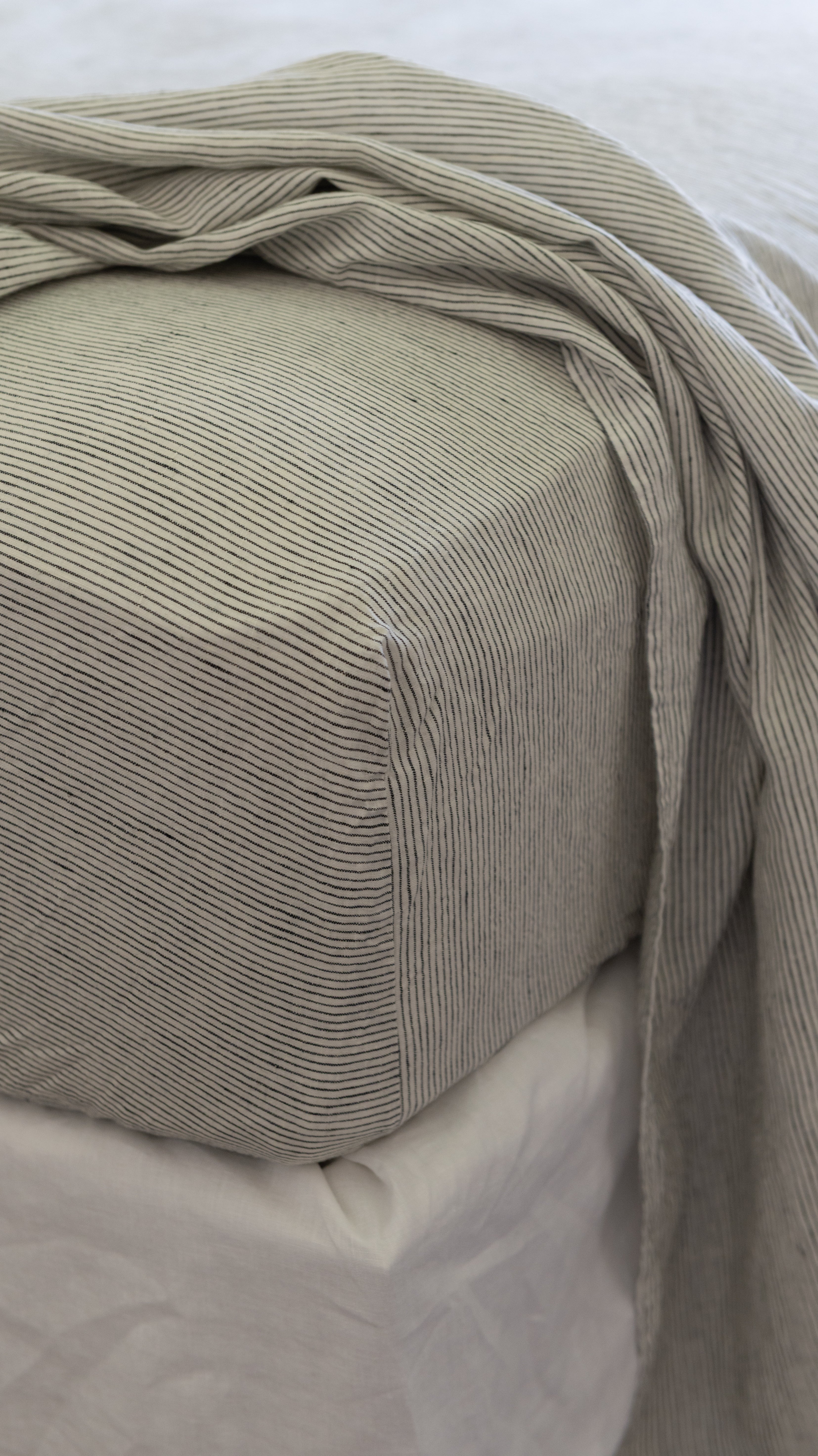 LINEN SHEET SET WITH PILLOWCASES - INK PINSTRIPES