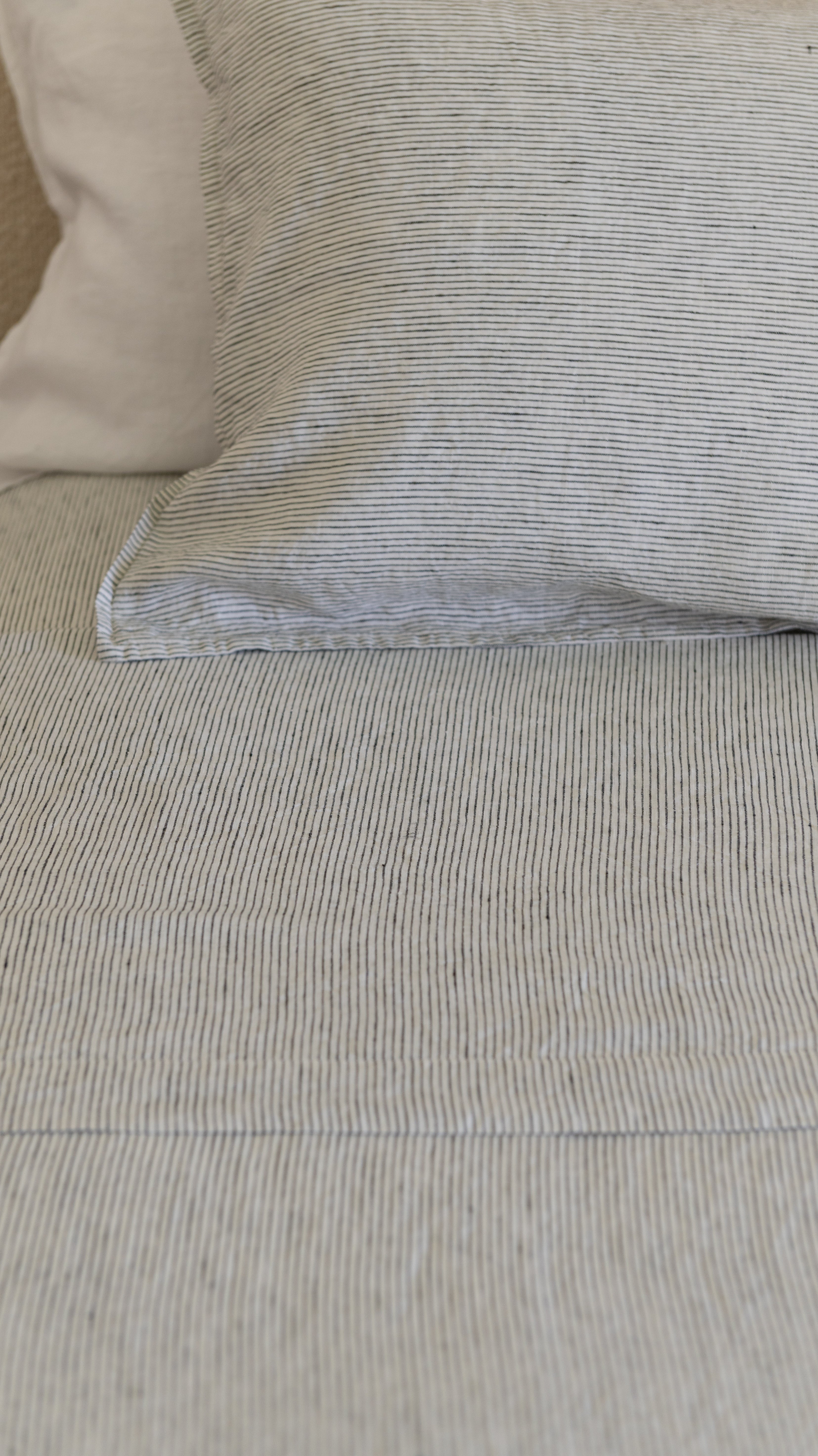 LINEN SHEET SET WITH PILLOWCASES - INK PINSTRIPES