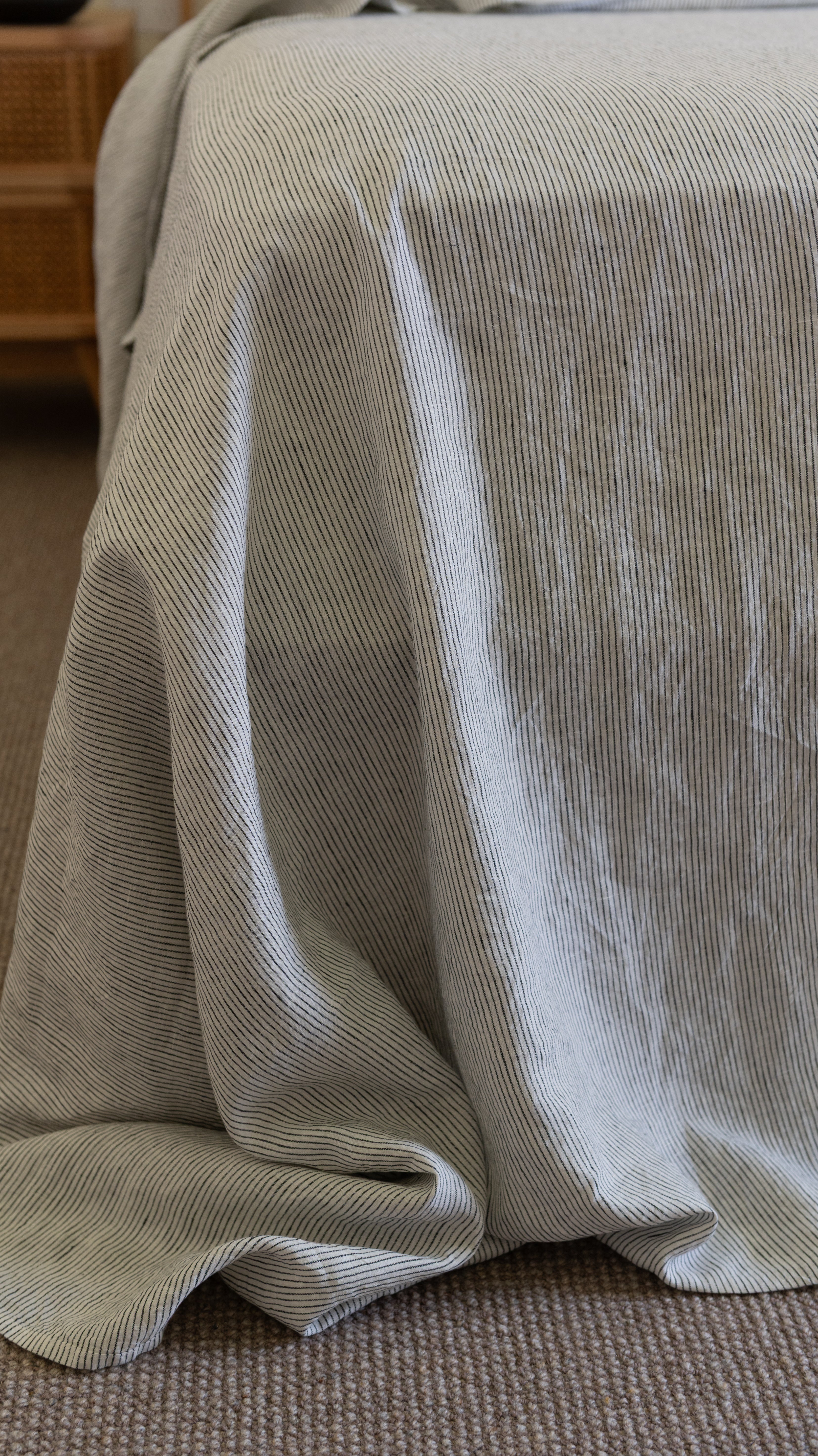 LINEN SHEET SET WITH PILLOWCASES - INK PINSTRIPES