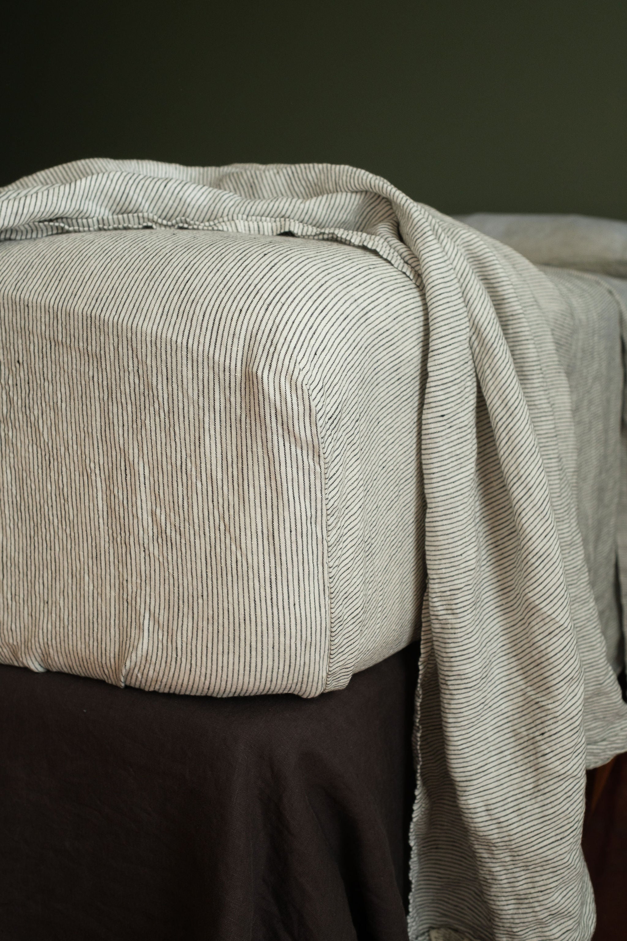 EUROPEAN FLAX LINEN FITTED SHEET - INK PINSTRIPE