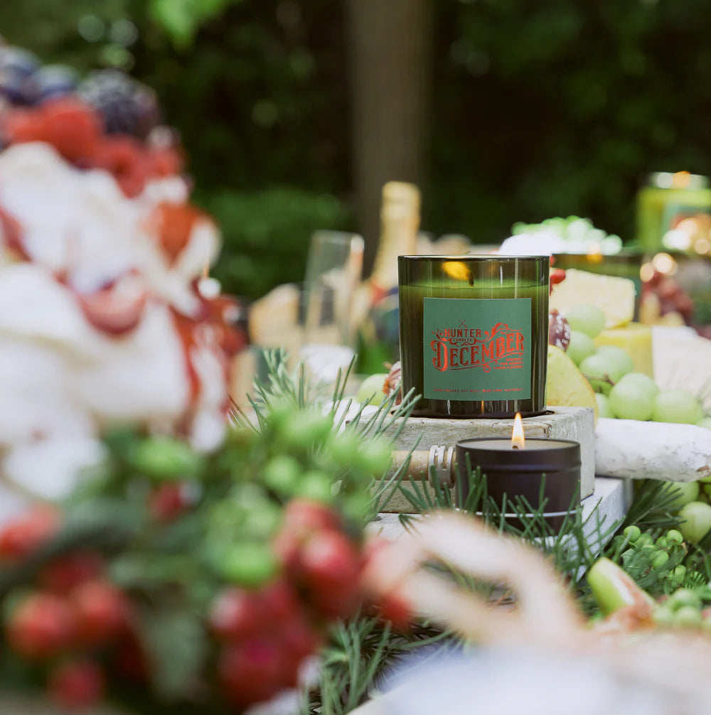 HUNTER CANDLE DECEMBER / PINE, CEDAR, ROSEMARY, LEATHER