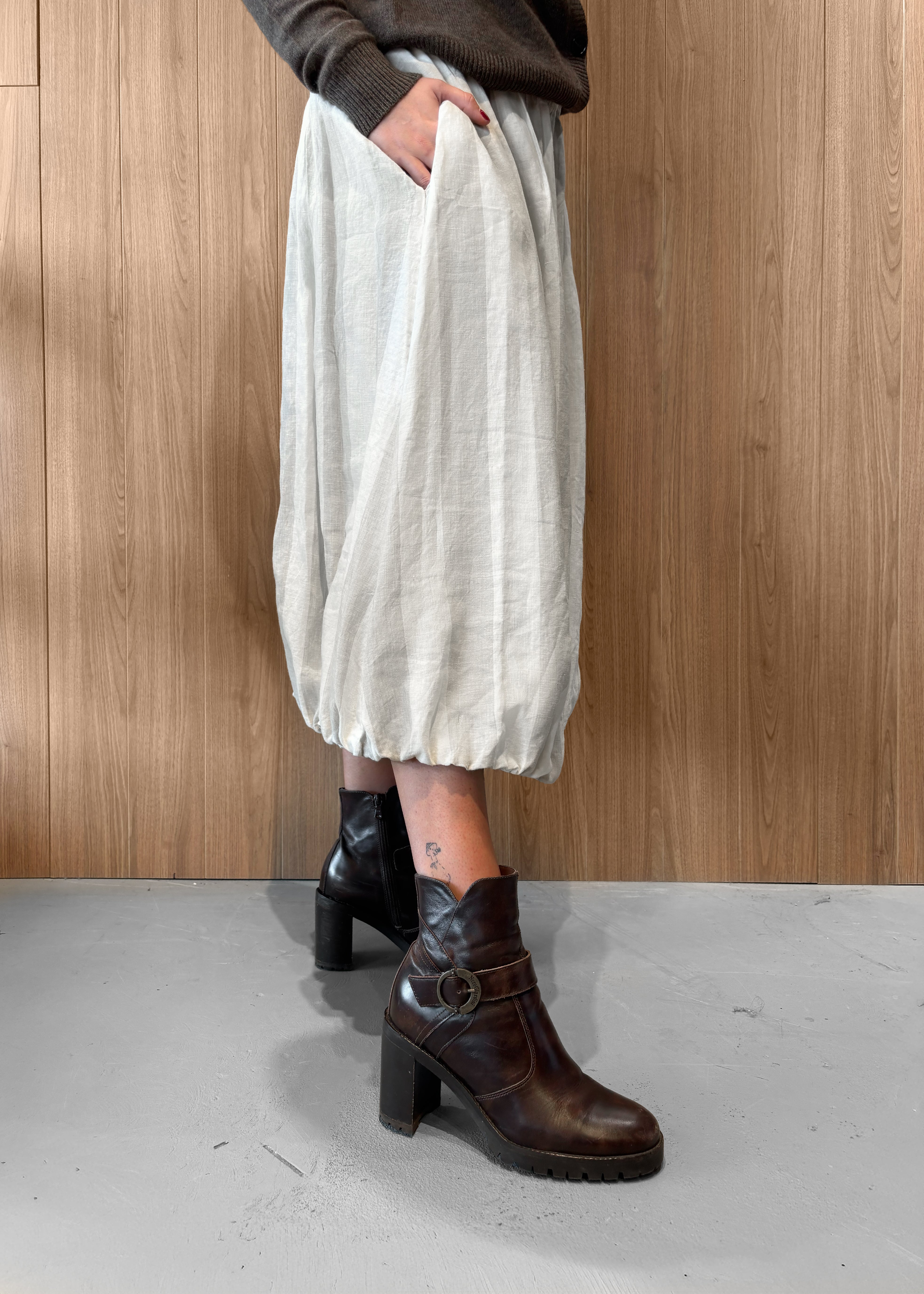 Maxi tulip-style skirt in off-white with elastic waistband and balloon shape