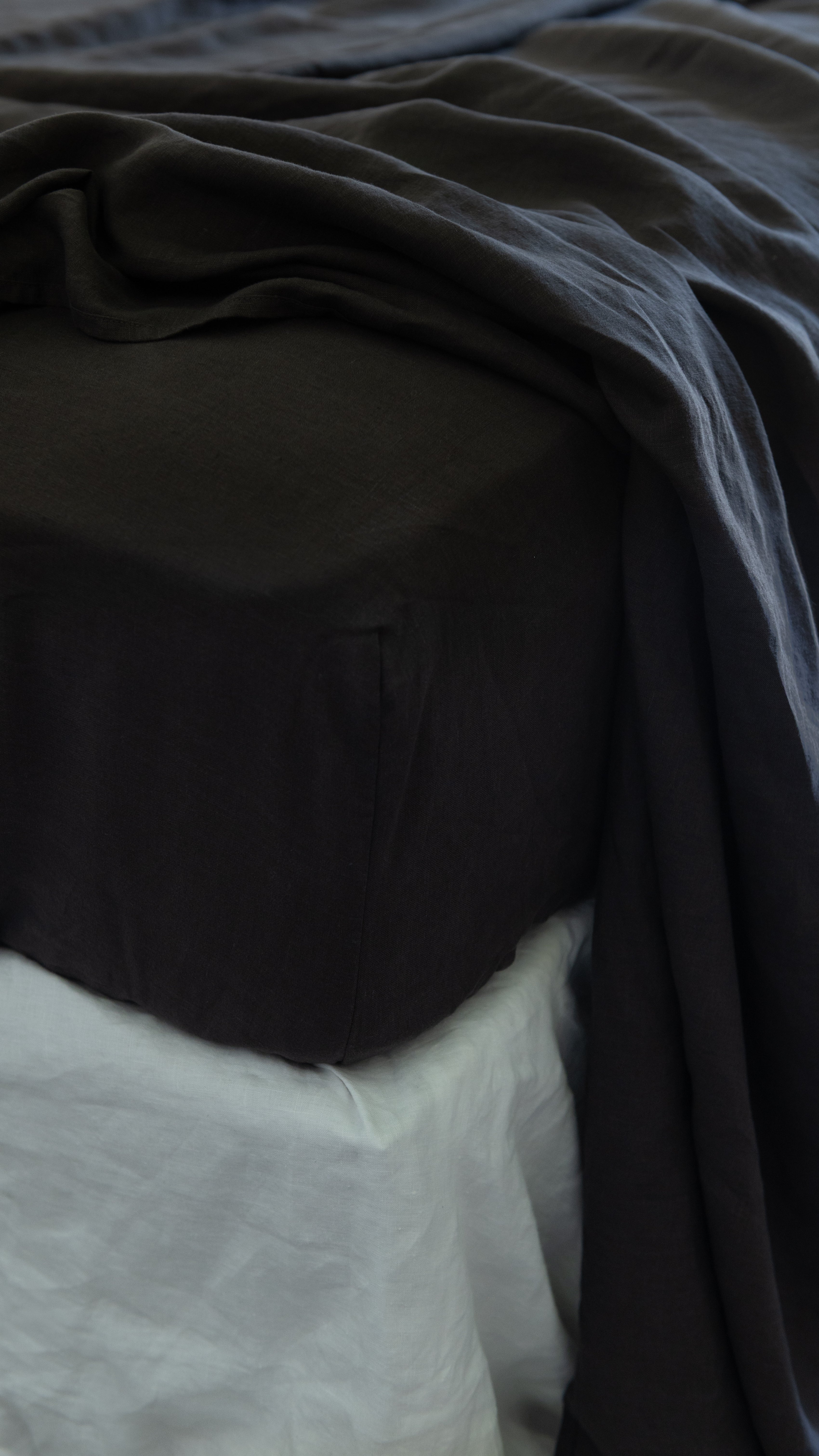 EUROPEAN FLAX LINEN FITTED SHEET - DARK CHARCOAL