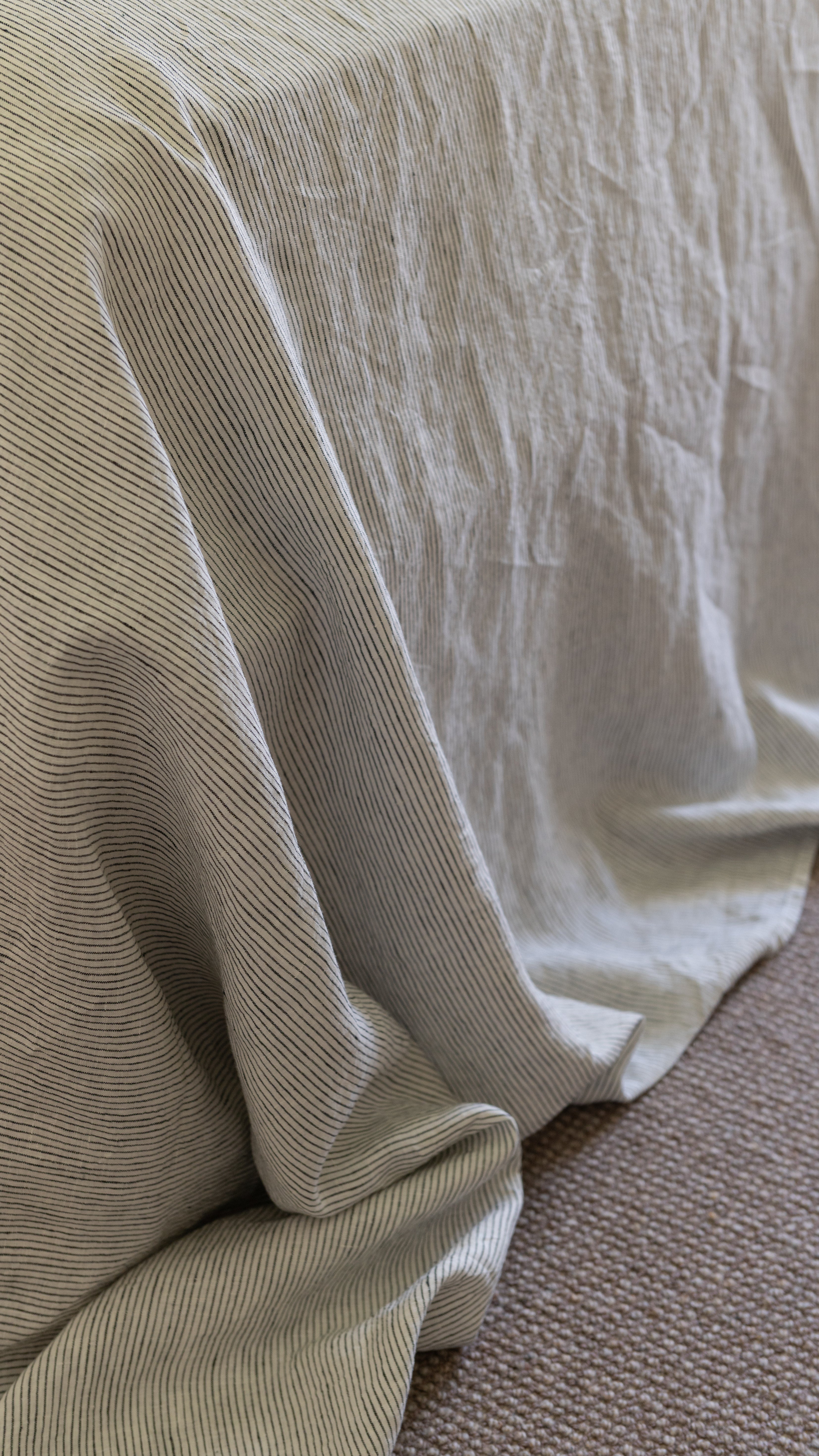 LINEN SHEET SET WITH PILLOWCASES - INK PINSTRIPES