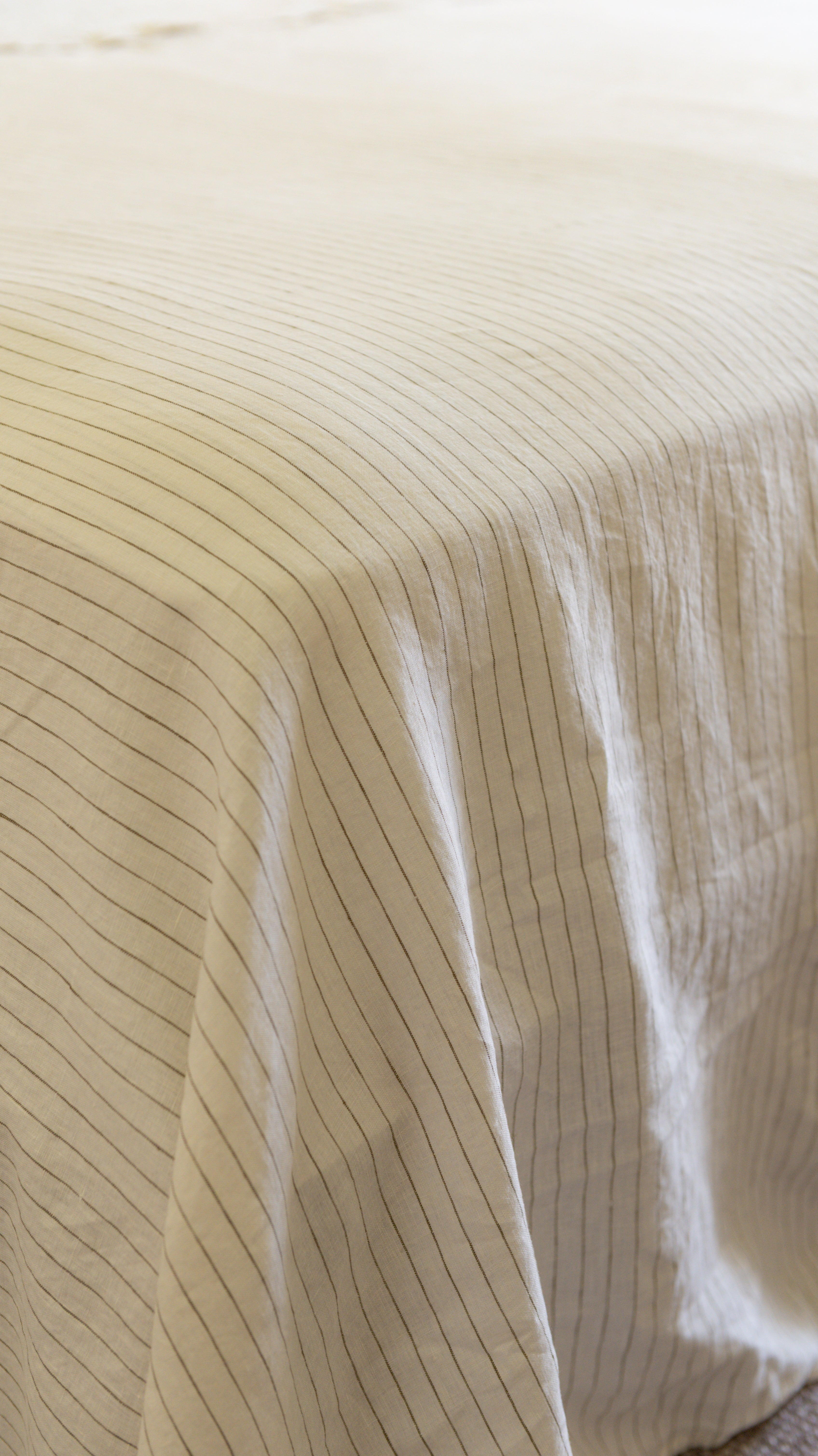 LINEN SHEET SET WITH PILLOWCASES - OLIVE PINSTRIPE