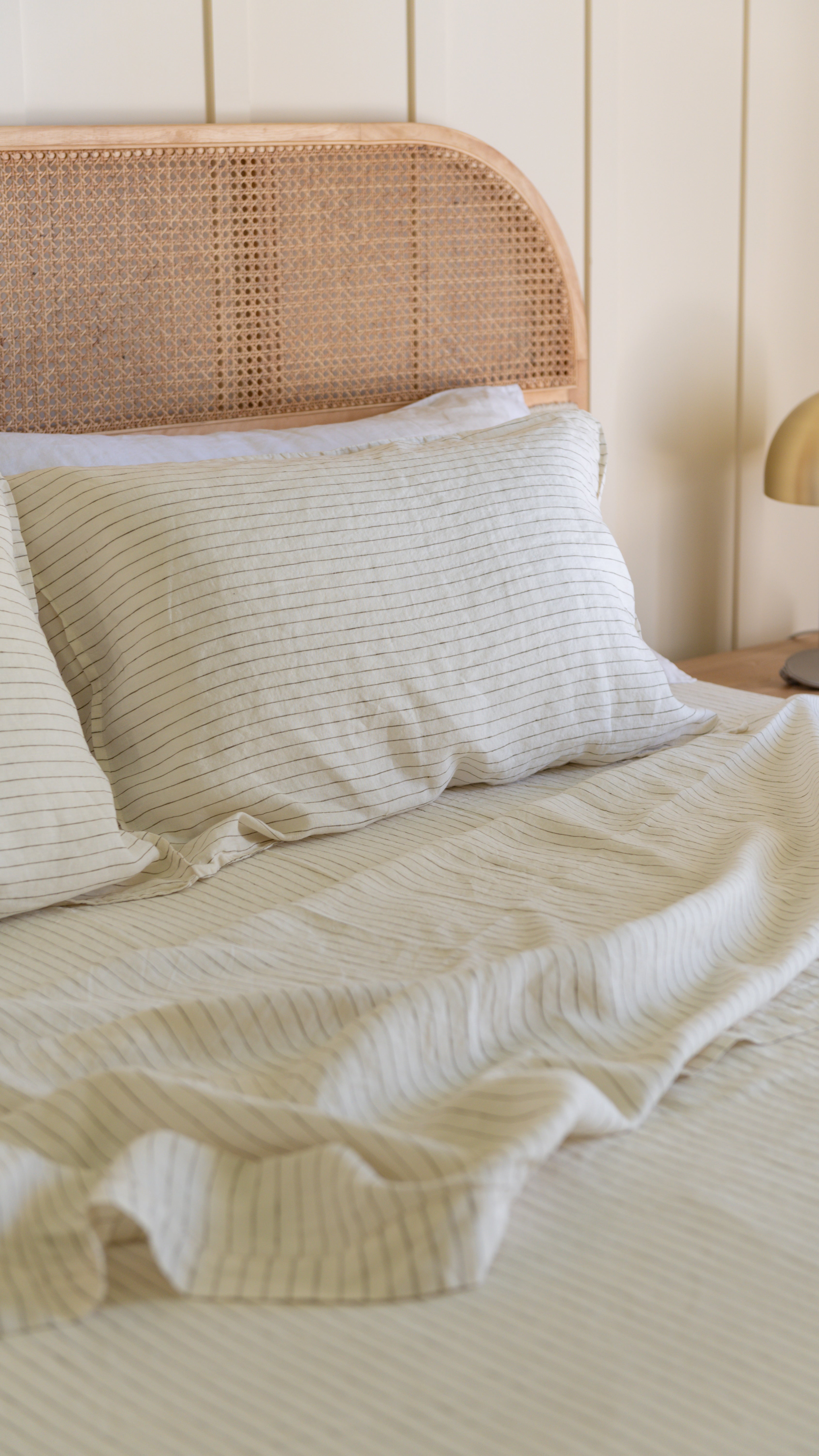 LINEN SHEET SET WITH PILLOWCASES - OLIVE PINSTRIPE