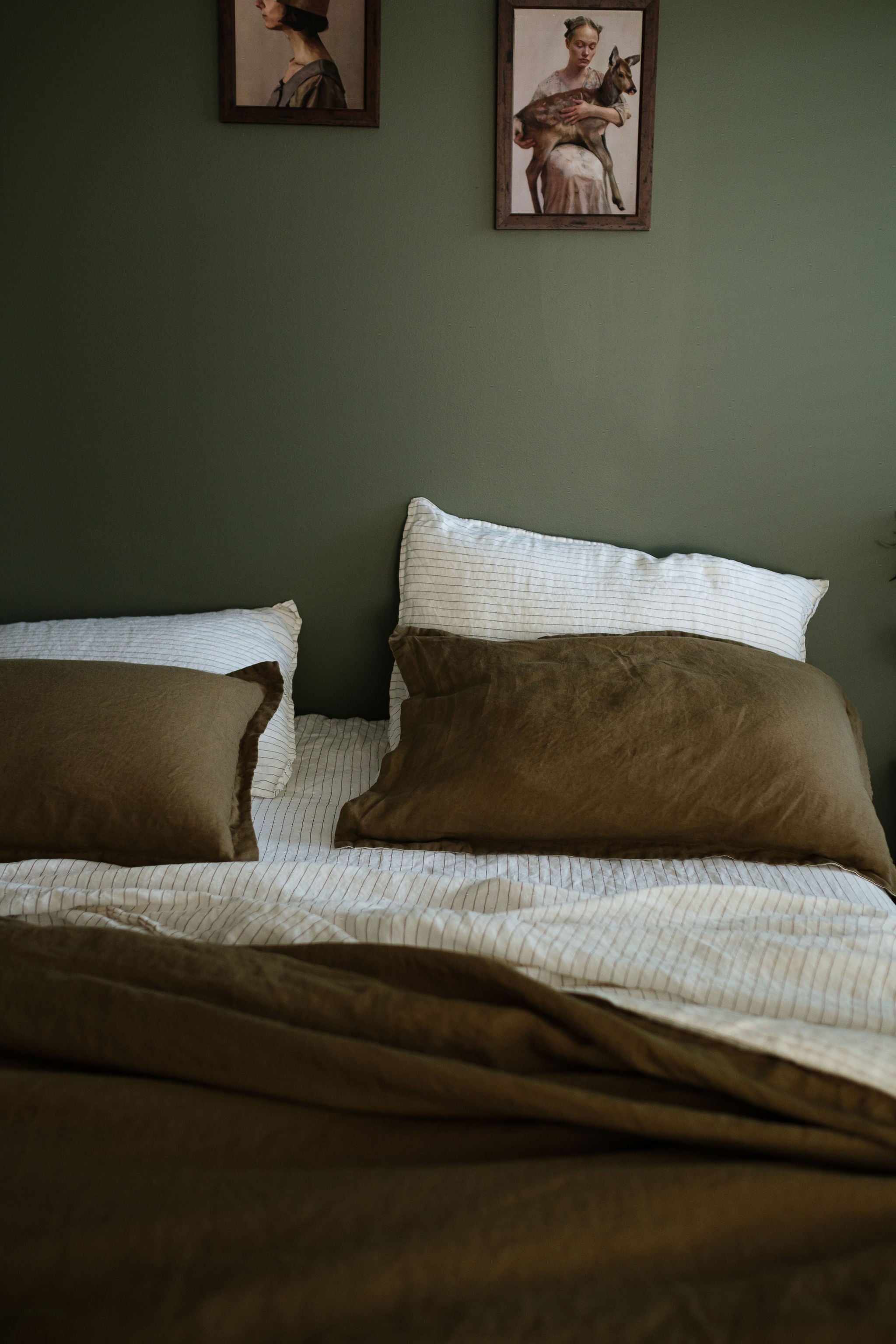 LINEN SHEET SET WITH PILLOWCASES - OLIVE PINSTRIPE